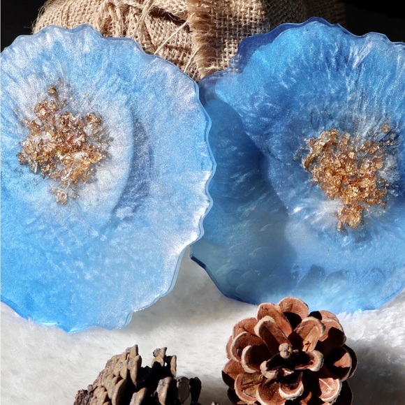 Sapphire blue resin coasters - set of two in agate shape - Picture 5 of 11